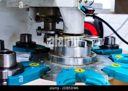 Dettaglio degli utensili da taglio di una macchina CNC ad alta velocità in una fabbrica di materie plastiche. Immagine adatta per brochure industriali e newsletter. Foto Stock