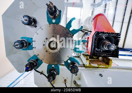Dettaglio degli utensili da taglio di una macchina CNC ad alta velocità in una fabbrica di materie plastiche. Immagine adatta per brochure industriali e newsletter. Foto Stock