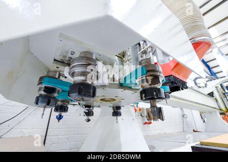 Dettaglio degli utensili da taglio di una macchina CNC ad alta velocità in una fabbrica di materie plastiche. Immagine adatta per brochure industriali e newsletter. Foto Stock