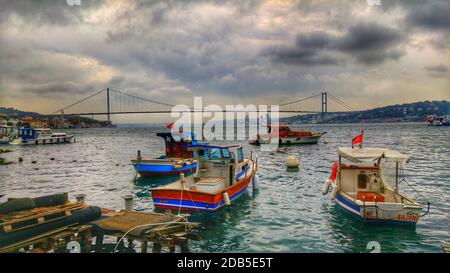 Ponte sul Bosforo di istanbul e barche Foto Stock