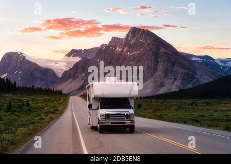 Strada panoramica nelle Montagne Rocciose canadesi Foto Stock