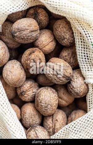 Cestino con gustose noci Foto Stock