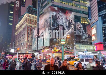 New York Manhattan Times Square piena di persone che festeggiano il Natale. Edifici imponenti con schermi al neon, luci brillanti e affissioni. New York City, Stati Uniti Foto Stock