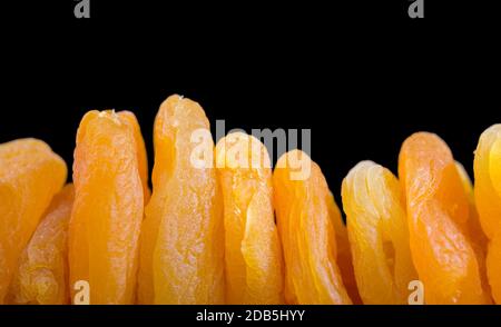 un sacco di albicocche secche insieme, frutta sana deliziosa e dolce, calorie elevate a causa del contenuto di fruttosio Foto Stock