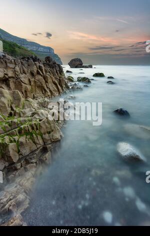 Splendido e vibrante tramonto sulla costa rocciosa di Llandudno, nel Galles del Nord, Regno Unito. Foto Stock