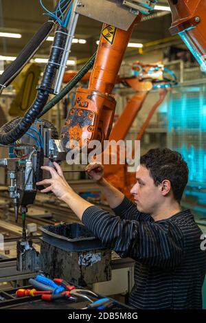 mantenimento del braccio robotico in tempi di crisi quando la linea viene fermata a causa di un'epidemia di virus. Foto Stock