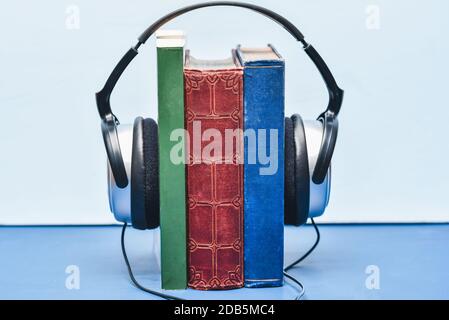 Una serie di libri riprodotti come audio tramite altoparlanti per cuffie Foto Stock