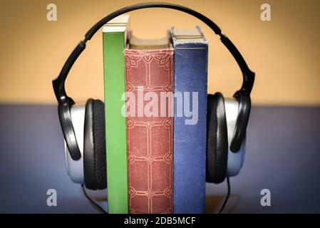 Una serie di libri riprodotti come audio tramite altoparlanti per cuffie Foto Stock