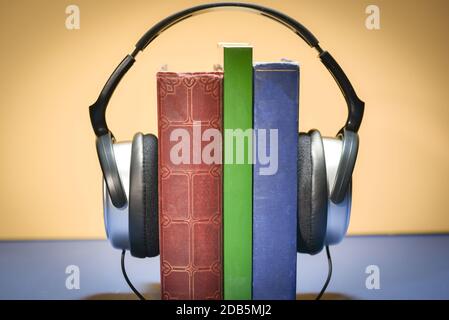 Una serie di libri riprodotti come audio tramite altoparlanti per cuffie Foto Stock