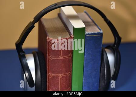 Una serie di libri riprodotti come audio tramite altoparlanti per cuffie Foto Stock
