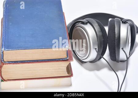 Una serie di libri riprodotti come audio tramite altoparlanti per cuffie Foto Stock