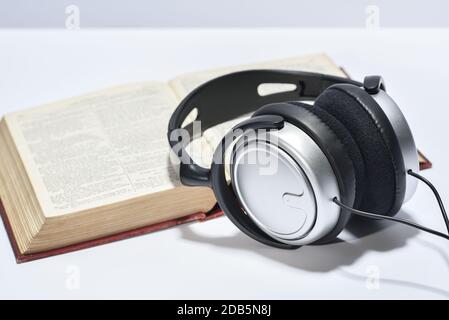 Una serie di libri riprodotti come audio tramite altoparlanti per cuffie Foto Stock