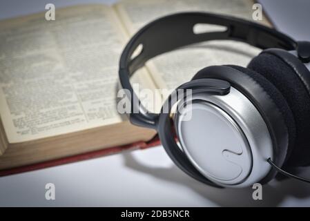 Una serie di libri riprodotti come audio tramite altoparlanti per cuffie Foto Stock