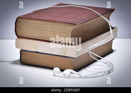 Una serie di libri riprodotti come audio tramite altoparlanti per cuffie Foto Stock