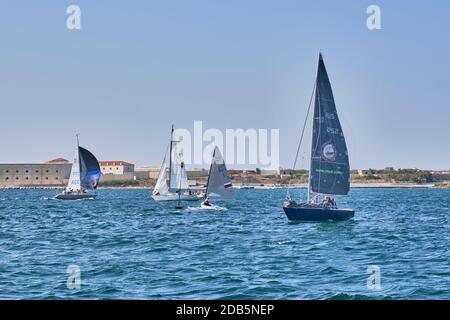 Sevastopol, Russia - 26 settembre 2020: Gli yacht sportivi navigano nella baia di Sevastopol . Foto Stock