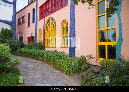 GOOR, PAESI BASSI - 16 GIUGNO 2018: Look-egual of a Hundertwasser Haus. Il "Aan de Stegge-Building", come questo edificio olandese è ufficialmente chiamato, è d Foto Stock