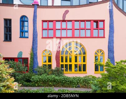 GOOR, PAESI BASSI - 16 GIUGNO 2018: Look-egual of a Hundertwasser Haus. Il "Aan de Stegge-Building", come questo edificio olandese è ufficialmente chiamato, è d Foto Stock