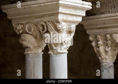 Capitelli romanici delle colonne nel chiostro dell'Abbazia di Montmajour vicino a Arles, Francia Foto Stock