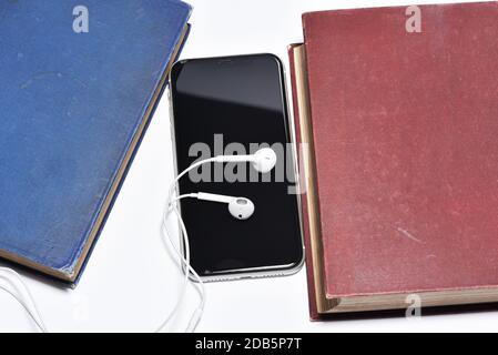 Una serie di libri riprodotti come audio tramite altoparlanti per cuffie Foto Stock
