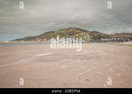 Foce sul fiume Mawddach a bassa marea che guarda verso Barmouth Bay nel Galles del Nord, Regno Unito Foto Stock