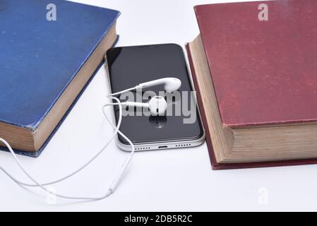 Una serie di libri riprodotti come audio tramite altoparlanti per cuffie Foto Stock