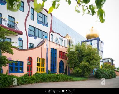 GOOR, PAESI BASSI - 16 GIUGNO 2018: Look-egual of a Hundertwasser Haus. Il "Aan de Stegge-Building", come questo edificio olandese è ufficialmente chiamato, è d Foto Stock