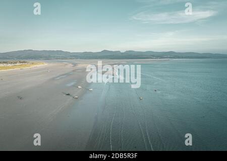 Vista sul drone durante il viaggio sulla spiaggia di Black Rock Sands in una luminosa serata autunnale nel Galles del Nord, Regno Unito Foto Stock