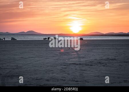 Caldo tramonto sulla spiaggia di Black Rock Sands nel Galles del Nord, Regno Unito Foto Stock