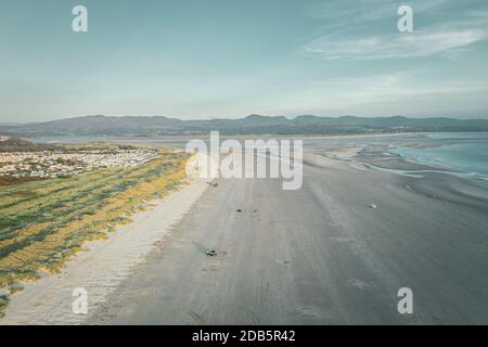 Vista sul drone durante il viaggio sulla spiaggia di Black Rock Sands in una luminosa serata autunnale nel Galles del Nord, Regno Unito Foto Stock