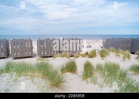 HOEK VAN HOLLAND, PAESI BASSI - 21 MAGGIO 2018: Diversi appartamenti in legno per vacanze sulla spiaggia lungo la costa olandese del mare del nord Foto Stock