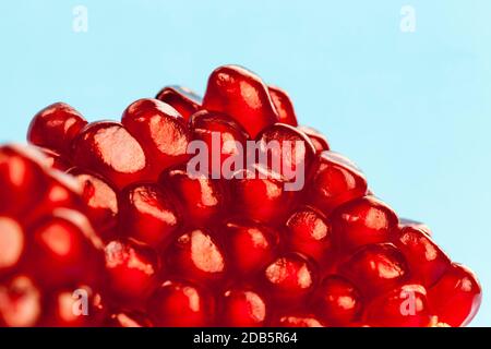melograno rosso spezzato e diviso, frutta matura frutta grande melograno Foto Stock