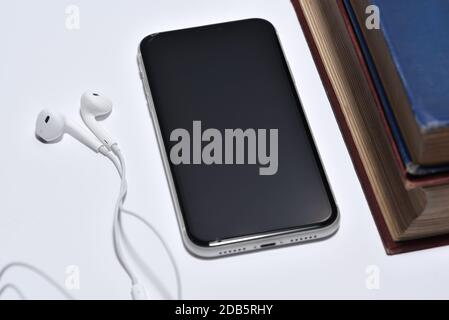 Una serie di libri riprodotti come audio tramite altoparlanti per cuffie Foto Stock