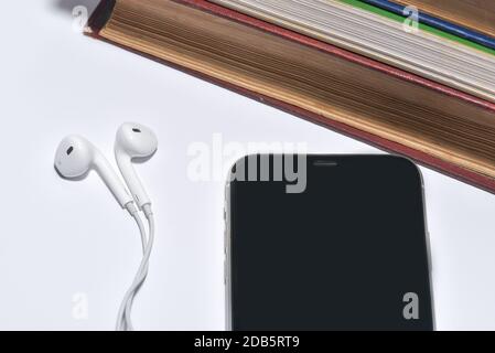 Una serie di libri riprodotti come audio tramite altoparlanti per cuffie Foto Stock