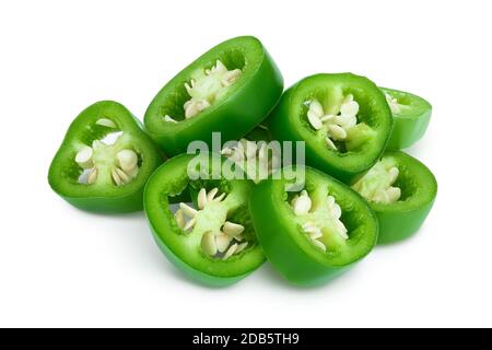 pepe di jalapeno a fette isolato su sfondo bianco. Peperoncino verde con percorso di ritaglio e piena profondità di campo. Foto Stock