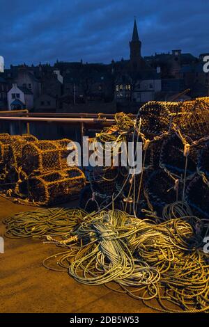 Vista sul mare delle canne dei pescatori nel porto di Stromness mattina Foto Stock