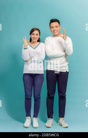 Felice coppia asiatica amore eccitato sorridendo con ok gesto mano Foto Stock