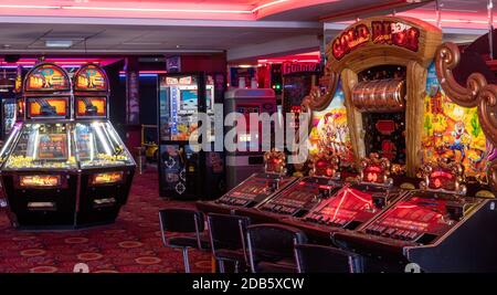 Interno di una galleria di divertimenti con slot machine, Regno Unito Foto Stock