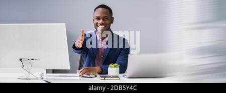 Avvocato Handshake offerta al banco nelle aule di tribunale Foto Stock