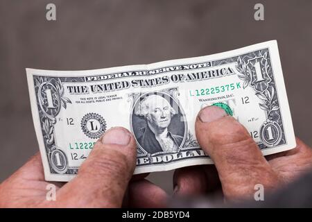 Un dollaro americano nelle mani di un vecchio, primo piano Foto Stock