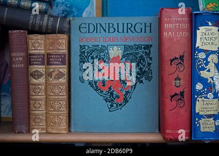 Scaffale di libri d'epoca in una libreria di seconda mano, Edimburgo, Scozia, Regno Unito. Foto Stock