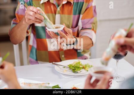 Immergere il rotolo di primavera in salsa di soia Foto Stock