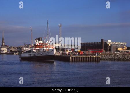 Ayr, Ayrshire,Scozia : Paddle Steamer Waverley lascia Ayr Harbour (pre sviluppo del porto) Vecchia foto scansionata dalla trasparenza originale, data metà 1980s prima dello sviluppo della zona del porto, . Gli appartamenti ora stanno a questa estremità del porto, Foto Stock