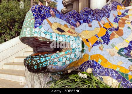 Scultura di una salamandra di Antoni Gaudi mosaico nel parco guell di Barcellona Foto Stock