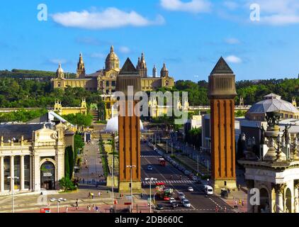 Piazza Espanya a Barcellona e il Palazzo Nazionale, in Spagna. Foto Stock