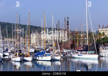 Statua di Cristoforo Colombo e navi e yacht a Port Vell, Barcellona, Spagna Foto Stock