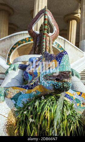 Drago salamandra di Gaudi nel parco guell Foto Stock