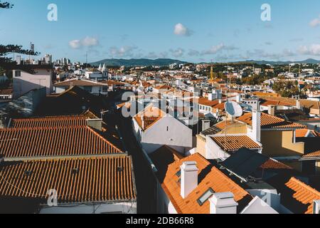 Vista in alta prospettiva del centro di Cascais vicino a Lisbona in Portogallo Foto Stock