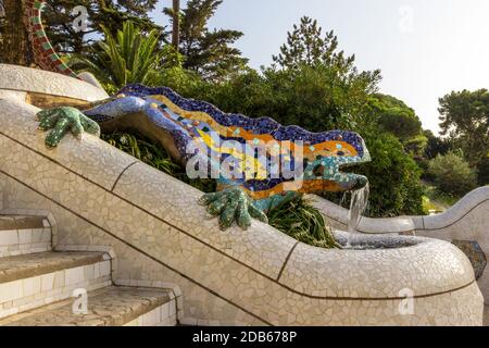 Scultura di una salamandra di Antoni Gaudi mosaico nel parco guell di Barcellona. Foto Stock