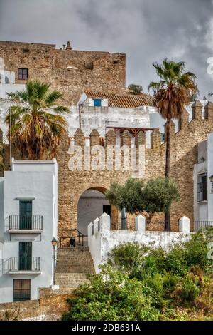 Vista della recinzione murata di Vejer de la Frontera, una splendida città storica spagnola Foto Stock