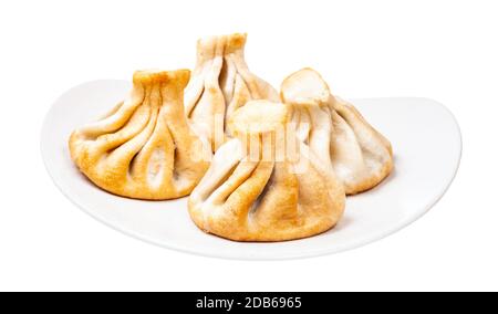 cucina georgiana - porzione di khinkali fritto su piastra isolato su sfondo bianco Foto Stock